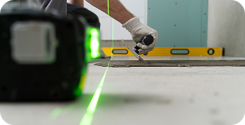A imagem o a profissional hand installing a tile flooring . tile flooring contractor